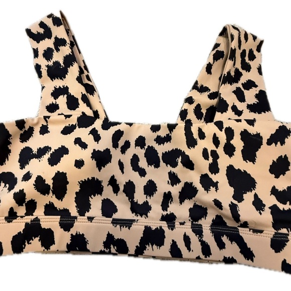 Chic Leopard Print Sports Bra - Picture 2 of 6